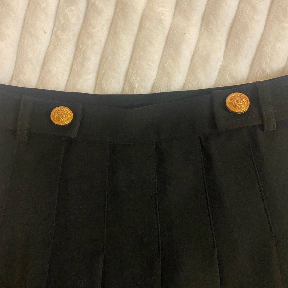 🖤 Elegant Black Pleated Skirt With Gold Hardware - Picture 2 of 4